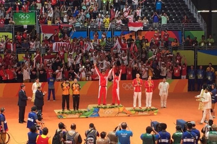 Pasangan ganda campuran Indonesia, Tontowi Ahmad/Liliyana Natsir, berdiri di podium juara setelah mengalahkan wakil Malaysia, Chan Peng Soon/Goh Liu Ying Goh, 21-14, 21-12, pada laga final Olimpiade Rio di Riocentro Pavilion 4, Rio de Janeiro, Brasil, (17/8/2016).