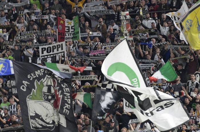 Fan Juventus saat memberikan dukungan kepada tim kesayangannya dalam pertandingna Grup D Liga Champions 2017-2018 menghadapi Olympiacos di Juventus stadium, Turin, Italia, pada 27 September 