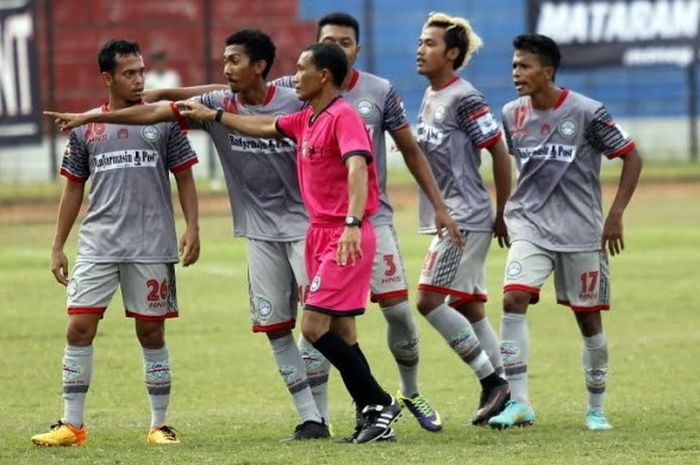 Para pemain Martapura FC memrotes wasit yang memimpin laga mereka kontra tuan rumah PSIM Yogyakarta pada laga perdana Liga 2 musim 2017 di Stadion Sultan Agung, Bantul, Minggu (23/4/2017). 