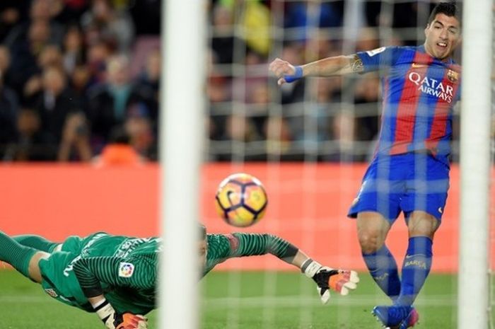 Penyerang Barcelona, Luis Suarez (kanan), berusaha mencetak gol dalam pertandingan La Liga melawan Sporting Gijon di Stadion Camp Nou, pada 1 Maret 2017.  