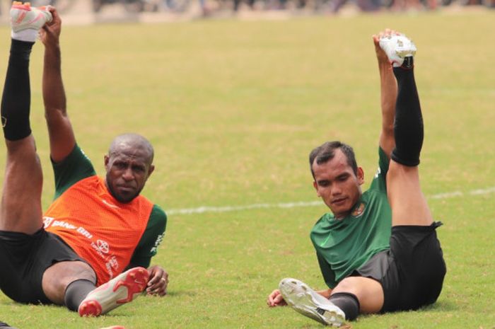 Boaz Solossa dan Riko Simanjuntak saat menjalani latihan timnas Indonesia di Lapangan Babek, Jakarta Utara, Minggu (9/9/2018).
