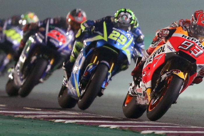 Pebalap Repsol Honda, Marc Marquez, memimpin jalannya balapan pada MotoGP Qatar 2017 yang berlangsung di Sirkuit Internasional Losail, Doha, Minggu (26/3/2017).