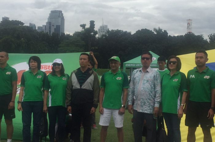 Eks pemain Indonesia, Kurniawan Dwi Yulianto (kiri), dalam pembukaan MILO Football Championship di Lapangan Panahan Senayan, Jakarta, Sabtu (24/3/2018).