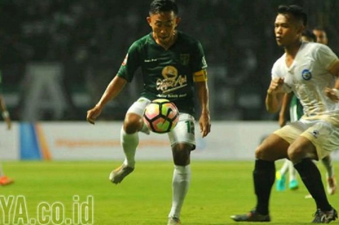 Persebaya ditahan imbang Madiun Putra FC dalam laga perdana Kompetisi Liga 2 di Stadion Gelora Bung Tomo, Surabaya, Kamis (20/4/2017). 