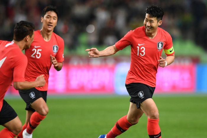 Pemain Korea Selatan, Son Heung-Min (kanan), merayakan golnya ke gawang Honduras dalam laga persahabatan di Daegu, Korea Selatan pada 28 Mei 2018.