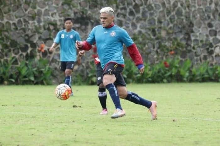 Striker Arema FC, Cristian Gonzales membawa bola dengan mencoba menjauhi pemain Perssu Sumenep pada uji coba di lapangan Agrokusuma, Kota Batu, Rabu (5/4/2017) sore. 