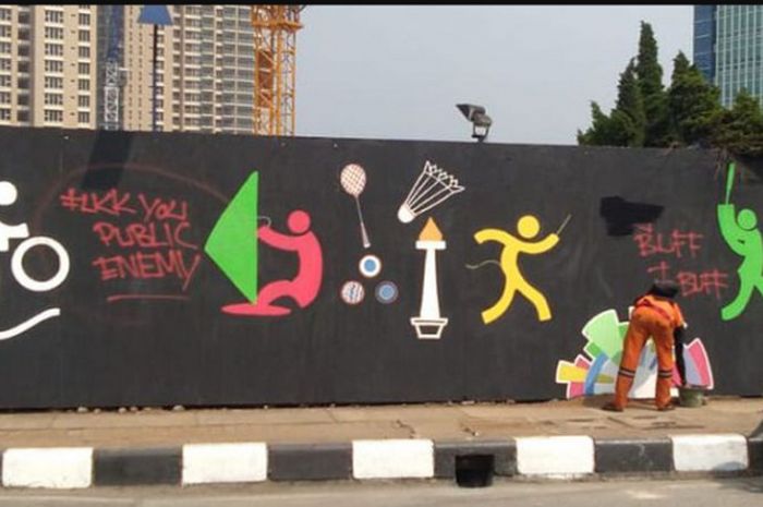  Lukisan mural Asian Games 2018 di Pondok Indah Mall yang dicorat-coret oknum tidak bertanggung jawab pada Rabu (25/7/2018). 
