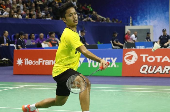 Pebulu tangkis tunggal putra Indonesia, Anthony Sinisuka Ginting, saat menjalani pertandingan melawan Parupalli Kashyap (India) pada babak kesatu turnamen Prancis Terbuka 2017.