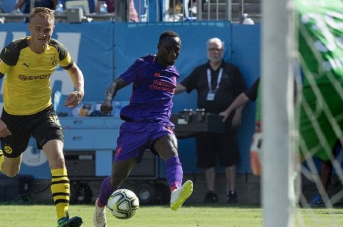Naby Keita melepas tembakan meski dikawal Amos Pieper dalam pertandingan Liverpool vs Borussia Dortmund pada ICC 2018 di Charlotte, 22 Juli 2018. 