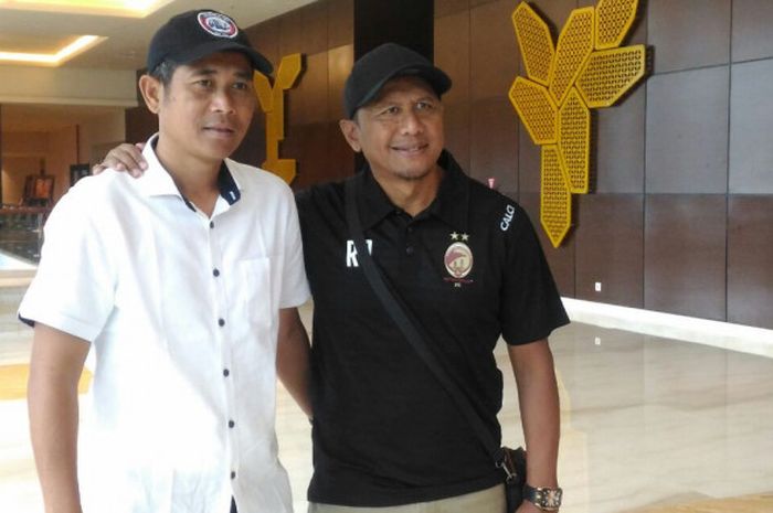 Pelatih Arema FC, Joko Susilo dan Pelatih Sriwijaya FC Rahmad Darmawan sebelum jumpa pers di Hotel Alana, Solo, Sabtu (3/2/2018)