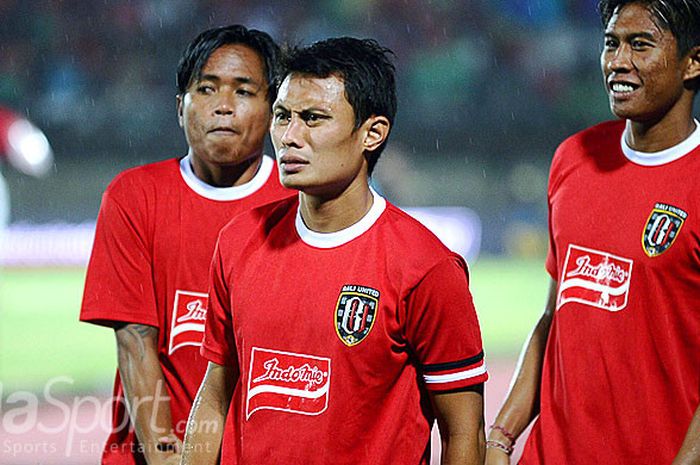 Dias Angga Saputra (tengah) bersama Gede Sukadana (kiri), dan Agus Nova Wiantara saat membela Bali United.