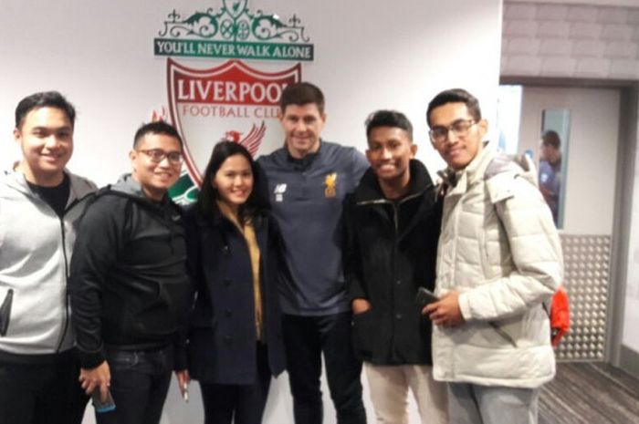 Rombongan Standard Chartered Indonesia berpose bersama legenda klub dan pelatih tim U-18 Liverpool, Steven Gerrard, di lapangan latihan Akademi Liverpool di Kirkby, Jumat (17/11/2017).