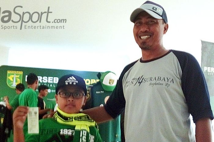 Mursyid Effendi bersama anaknya usai menyaksikan laga Persebaya di Gelora Bung Tomo beberapa waktu lalu.