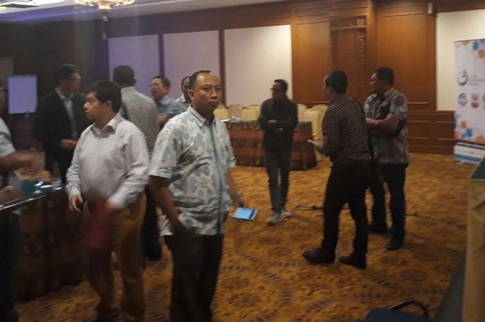 [18:44, 10/10/2017] Superball Harry: Suasana selepas pertemuan 18 Klub Liga 1 bersama dengan PSSI dan PT LIB di Hotel Sultan, Senayan, Jakarta Pusat, Selasa (10/10/2017)