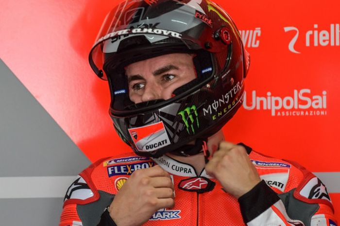   Pebalap Ducati Team, Jorge Lorenzo, berusaha melepas helm seusai melakoni hari pertama tes pramusim di Sirkuit Internasional Sepang, Malaysia, 28 Januari 2018.  