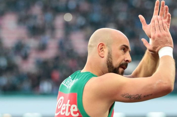 Kiper Napoli, Pepe Reina, memberi tepuk tangan kepada para suporter setelah laga Liga Italia kontra Bologna berakhir di Stadion San Paolo, Naples, pada Minggu (28/1/2018).