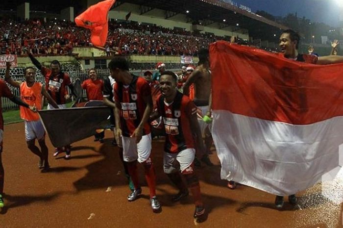 Para pemain Persipura Jayapura merayakan keberhasilan menjadi juara TSC 2016 di Stadion Mandala, Minggu (18/12/2016). 