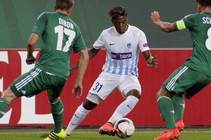 Aksi gelandang RC Genk, Leon Bailey (tengah), mencoba melewati adangan pemain Rapid Vienna dalam pertandingan Grup F Liga Europa di Wina, Austria, pada 15 September 2016.