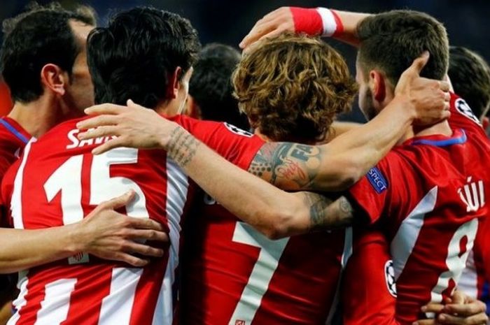 Para pemain Atletico Madrid merayakan keberhasilan mereka lolos ke semifinal Liga Champions setelah menang agregat 2-1 atas Lecester City di Stadion King Power pada Selasa (18/4/2017).