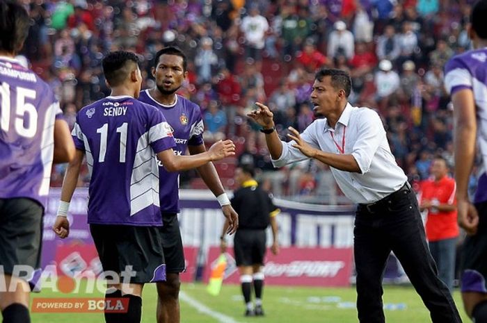 Pelatih Persik Kediri, Bejo Sugiantoro, memberikan arahan saat melawan PSBK Blitar dalam laga lanjutan Liga 2 di Stadion Brawijaya Kediri, Jawa Timur (16/05/2017) Selasa sore.