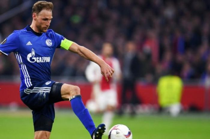 Aksi Benedikt Hoewedes dalam partai Liga Europa antara Schalke 04 melawan Ajax Amsterdam di Amsterdam Arena, 13 April 2017.