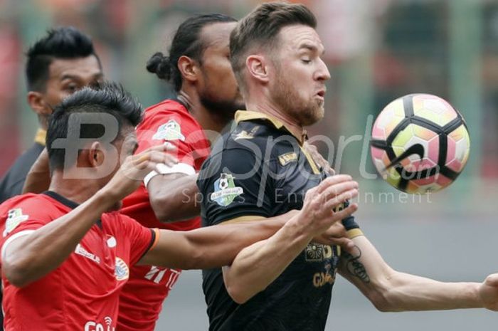 Pemain Borneo FC, Shane Smeltz, mengontrol bola pada laga Liga 1 kontra Persija Jakarta, 16 Juli 201