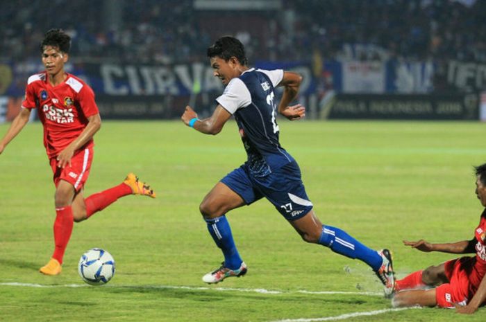 Penyerang Arema FC, Dedik Setiawan (tengah) melewati pemain bertahan PSBK Kota Blitar pada laga Piala Indonesia 2018 di Gelora Suprijadi, Kota Blitar, 9 Mei 2018. 