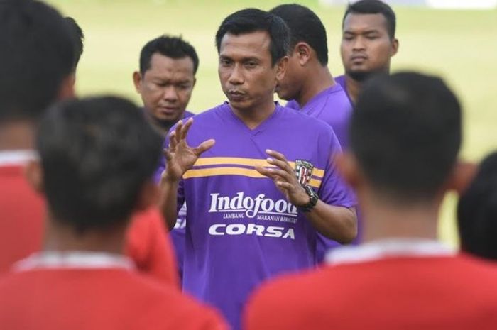Pelatih Bali United, Widodo Cahyono Putro saat memberikan pengarahan ke anak asuhnya pada latihan di lapangan Trisakti, Legian, Jumat (12/5/2017).