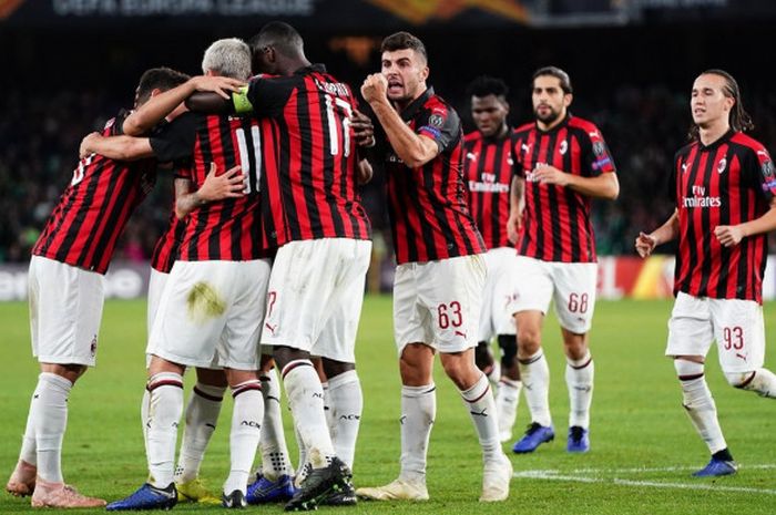 Para pemain AC Milan merayakan gol yang dicetak Suso ke gawang Real Betis dalam laga Grup F Liga Europa di Stadion Benito Villamarin, Seville, Spanyol pada 8 November 2018.