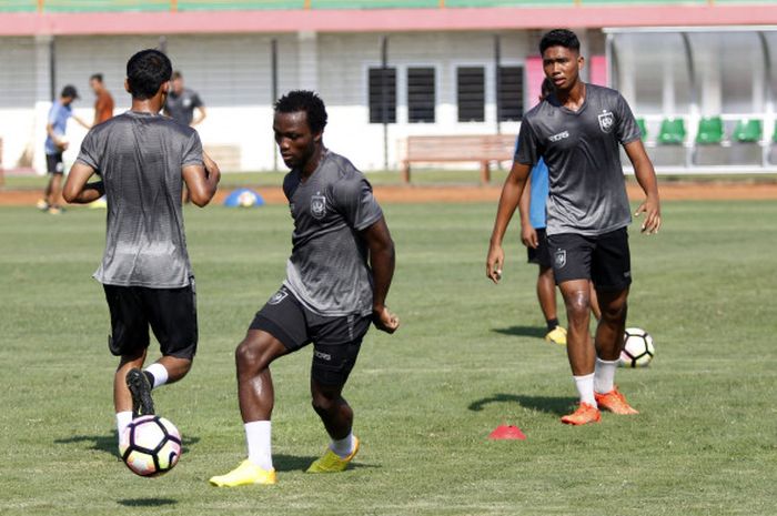  Gelandang PSIS asal Siera Leone, Ibrahim Conteh (tengah) dalam sesi latihan timnya di Stadion Sulta