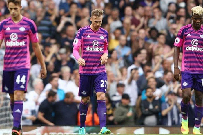 Para pemain Sunderland terlihat kecewa setelah Tottenham Hotspur berhasil mencetak gol dalam pertandingan Premier League 2016-2017 di Stadion White Hart Lane, London, Inggris, pada Minggu (18/9/2016).