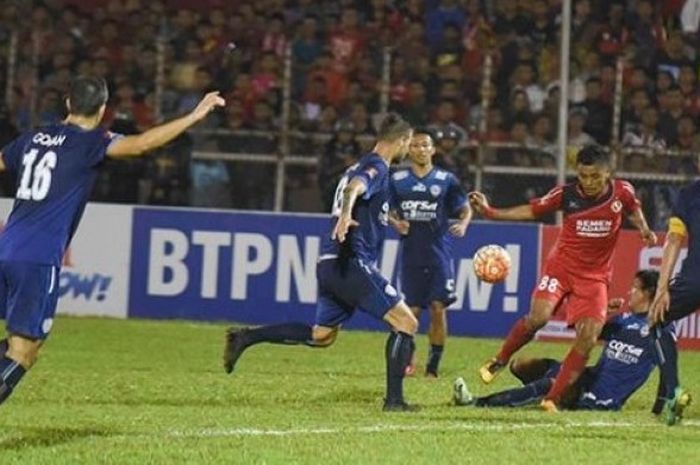 Winger Semen Padang, Irsyad Maulana di antara para pemain belakang Arema di Stadion H Agus Salim, Jumat (28/10/2016) malam. 