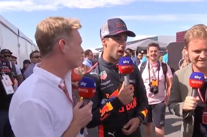 Pebalap Red Bull Racing, Daniel Ricciardo (tengah), terlihat tidak percaya setelah mengetahui pencetak waktu lap tercepat balapan GP Canada di Sirkuit Gilles Villeneuve, Kanada, Minggu (10/6/2018).