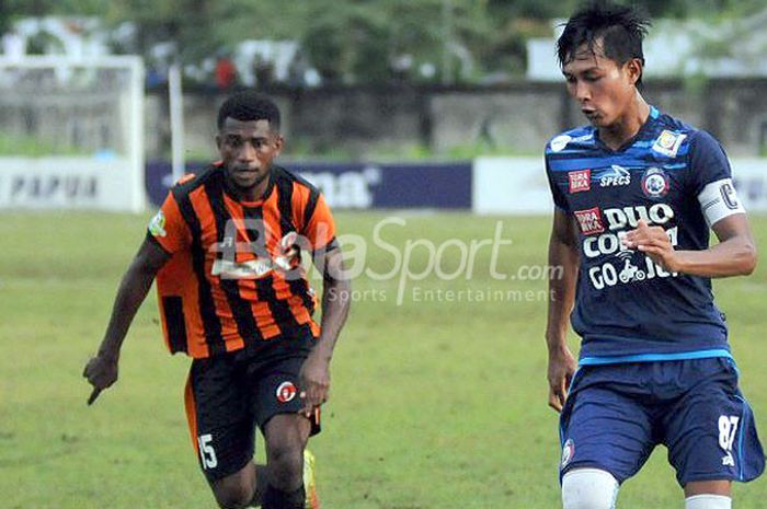 Kapten Arema FC Johan Ahmad Alfarizie lakukan serangan ke pertahanan Perseru dalam laga lanjutan Liga 1 2017 di Stadion Marora, Serui pada (29/9/2017).