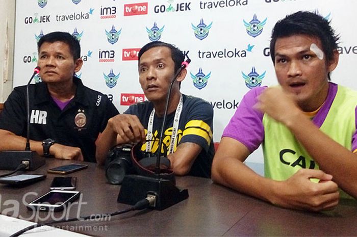 Pelatih caretaker Sriwijaya FC, Hartono Ruslan (kiri) dan bek Bobby Satria (kanan) saat jumpa pers di Stadion Surajaya Lamongan, seusai timnya melawan Persegres Gresik United dalam laga Liga 1, Senin (24/7/2017).