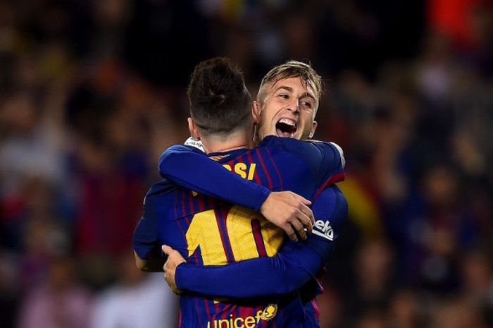 Pemain FC Barcelona, Gerard Deulofeu (kanan), merayakan golnya bersama Lionel Messi dalam laga Liga Spanyol kontra Malaga di Stadion Camp Nou, Barcelona, pada 21 Oktober 2017.