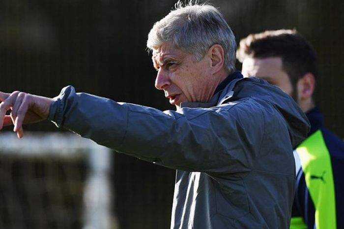 Manajer Arsenal, Arsene Wenger, dalam sesi latihan tim jelang pertandingan Grup A Liga Champions 2016-2017 menghadapi Paris Saint-Germain di London Colney, St Albans, Inggris, pada 22 November 2016.