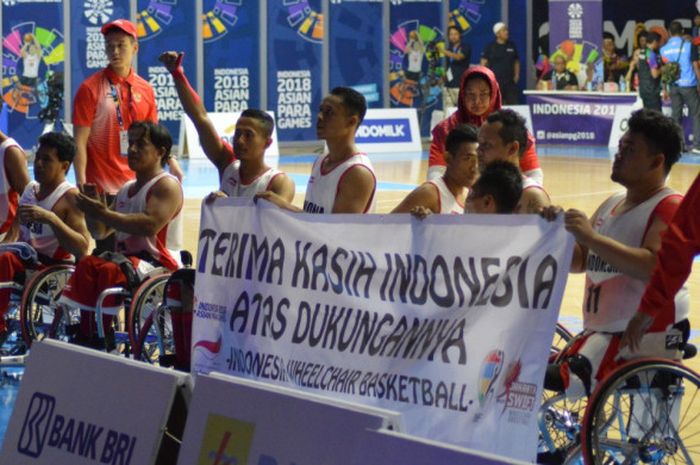 Tim nasional basket kursi roda putra Indonesia, melambaikan tangan ke arah penonton seusai menyelesaikan pertandingan terakhir mereka pada Asian Para Games 2018 di Hall Basket Gelora Bung Karno, Senayan, Jakarta.