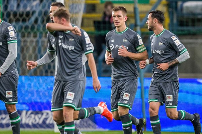 Para oemain Lechia Gdansk saat laga melawan Wisla Krakow pada laga 32 besar Piala Polandia di Stadion Miejski, Krakow, pada Selasa (25/9/2018) atau Rabu dini hari WIB.