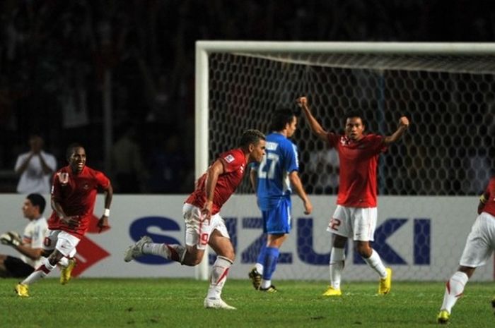 Selebrasi para pemain tim nasional (timnas) Indonesia seusai Cristian Gonzales mencetak gol ke gawang Filipina padal leg kedua semifinal Piala AFF 2010 di Stadion Utama Gelora Bung Karno (SUGBK), 19 Desember 2010.