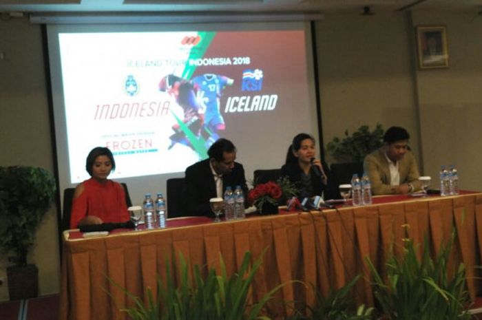 Sekjen PSSI, Ratu Tisha (kedua dari kanan), bersama Senior Director of Sponsorship Sales & Marketing Mediapro Asia, Salauddin Sulaiman Sinnakandu (kedua dari kiri), dan perwakilan Frozen, Natanael (kanan), dalam sesi jumpa pers menjelang laga uji coba timnasIndonesia melawan Islandia di Hotel Puri Denpasar, Jakarta Selatan, Kamis (21/12/2017) sore WIB.