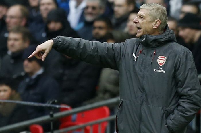 Gestur pelatih Arsenal, Arsene Wenger, pada laga lanjutan Liga Inggris melawan Tottenham Hotspur di Stadion Wembley, Sabtu (10/2/2018).