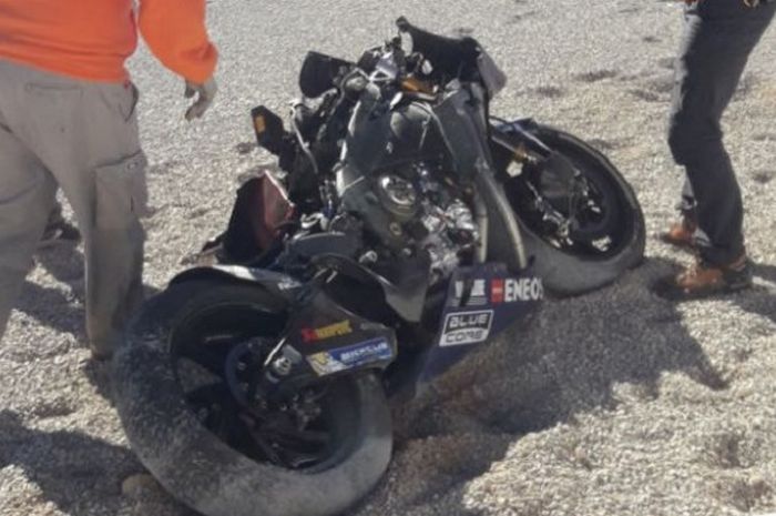 Motor Valentino Rossi mengalami kerusakan parah setelah menabrak pembatas saat tes pramusim MotoGP 2018 di Sirkuit RIcardo Tormo, Valencia, Spanyol (14/11/2017).