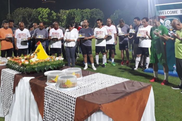 PSSI menggelar tumpengan di Lapangan ABC, Senayan, Jakarta Pusat, Kamis (19/4/2018).