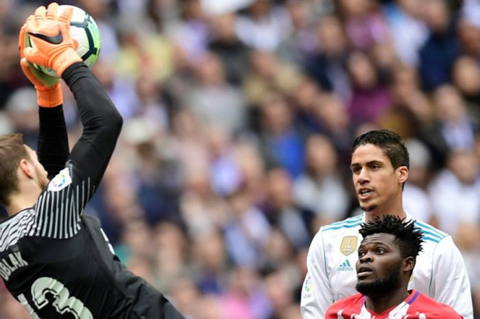 Kiper Atletico Madrid, Jan Oblak (kiri), beraksi dalam laga Liga Spanyol kontra Real Madrid di Stadion Santiago Bernabeu, Madrid pada 8 April 2018.