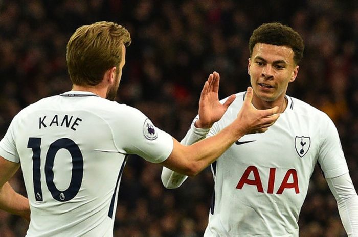 Gelandang Tottenham Hotspur, Dele Alli (kanan), merayakan golnya bersama Harry Kane dalam laga Liga Inggris kontra Watford di Stadion Wembley, London pada 30 April 2018.