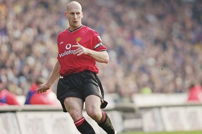 Jaap Stam ketika masih berseragam Manchester United dalam laga kontra Arsenal, 12 Mei 2001