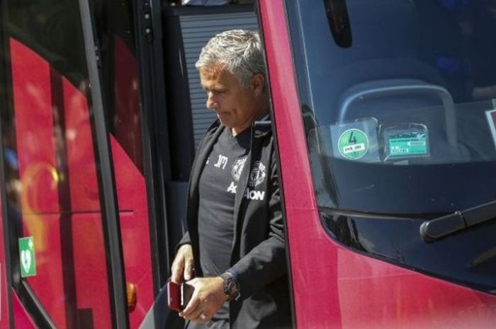 Manajer Manchester United, Jose Mourinho, keluar dari bis untuk memasuki hotel di Gothenburg, 30 Juli 2016.