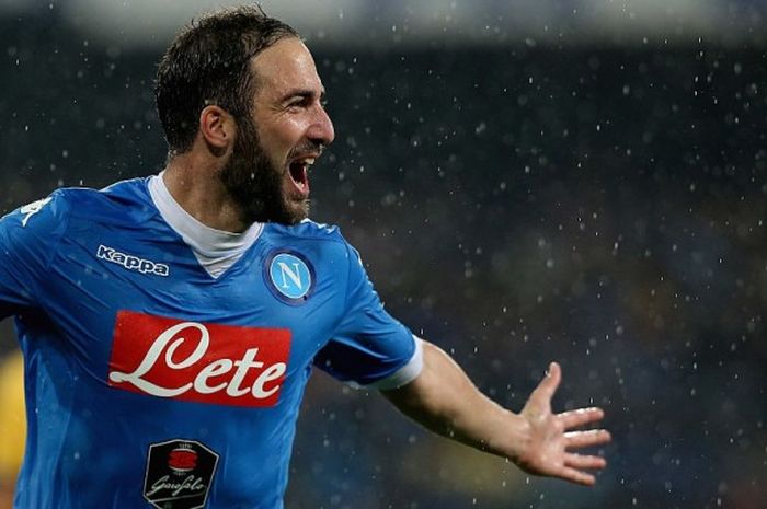 Selebrasi striker Napoli, Gonzalo Higuain, usai membobol gawang Frosinone dalam pertandingan Serie A 2015-2016 di Stadion San Paolo, Naples, Italia, pada 14 Mei 2016.