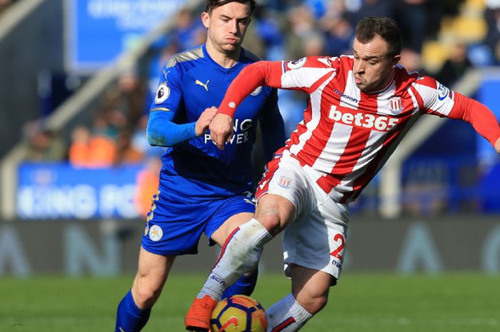  Ben Chilwell  dan Xherdan Shaqiri (kanan) berduel pada pertandingan antara Leicetser City dan Stoke City di King Power Stadium, 24 Februari 2018.  